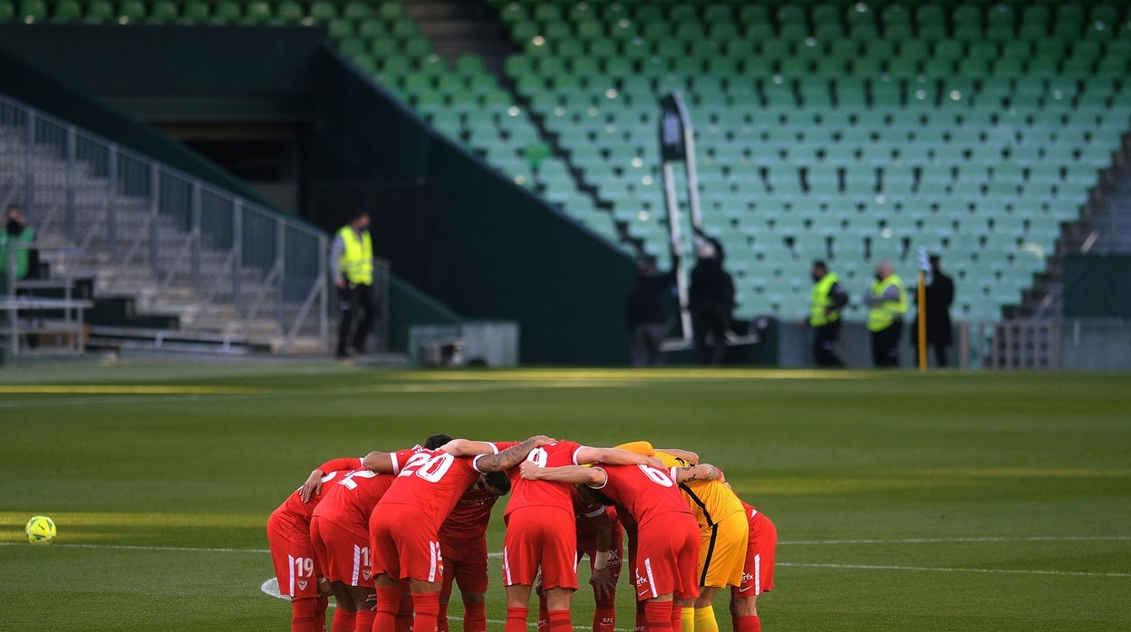 Los jugadores del Sevilla hacen piña antes del derbi