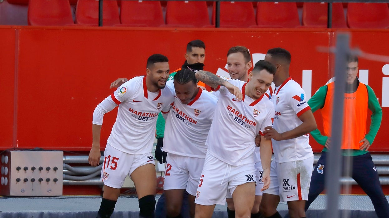 En-Nesyri, felicitado por sus compañeros en el Sevilla - Real Sociedad