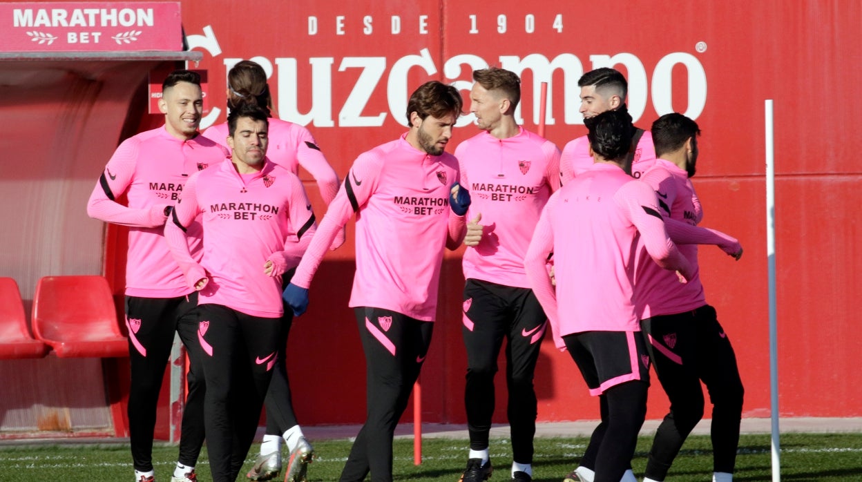 Los jugadores del Sevilla se ejercitan en la segunda sesión preparatoria antes del choque ante el Leganés en la Copa