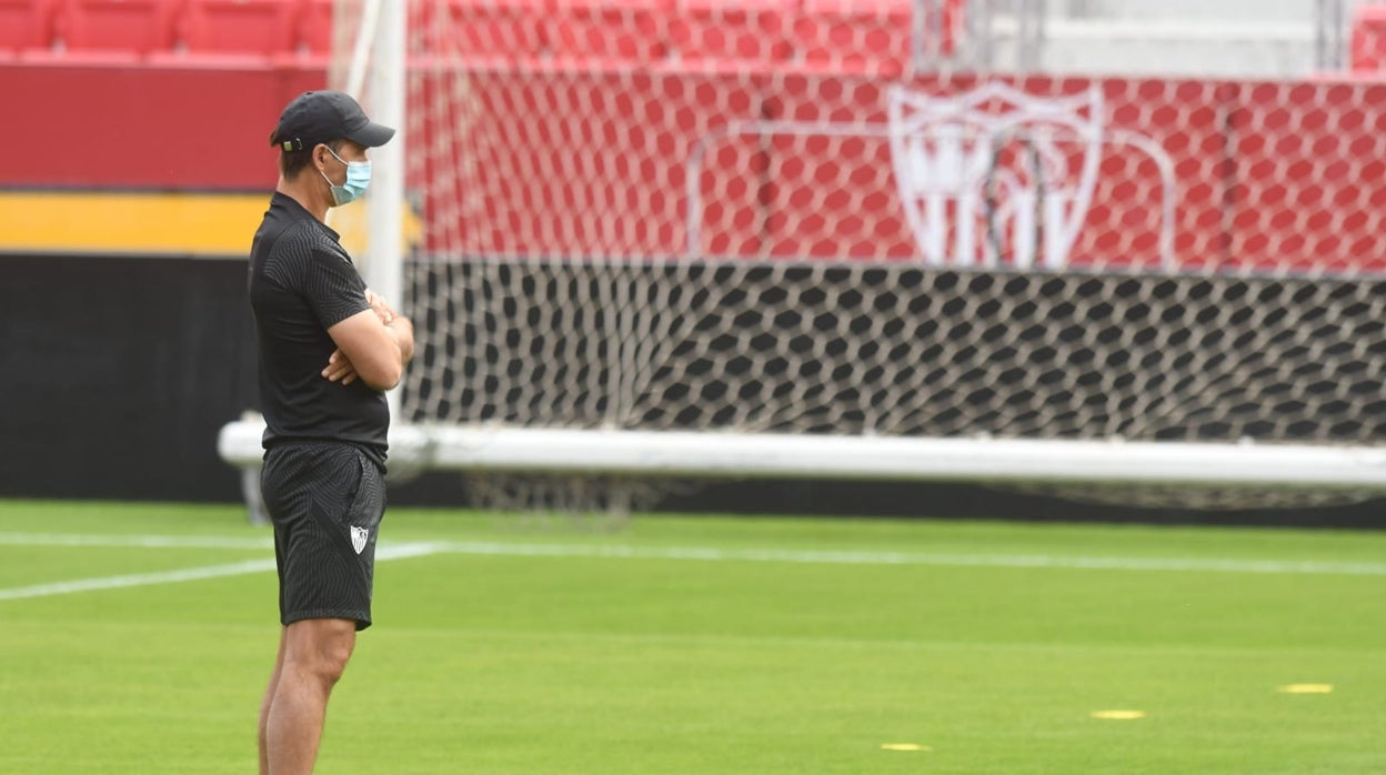 Julen Lopetegui durante un entrenamiento del Sevilla FC en el estadio Ramón Sánchez-Pizjuán