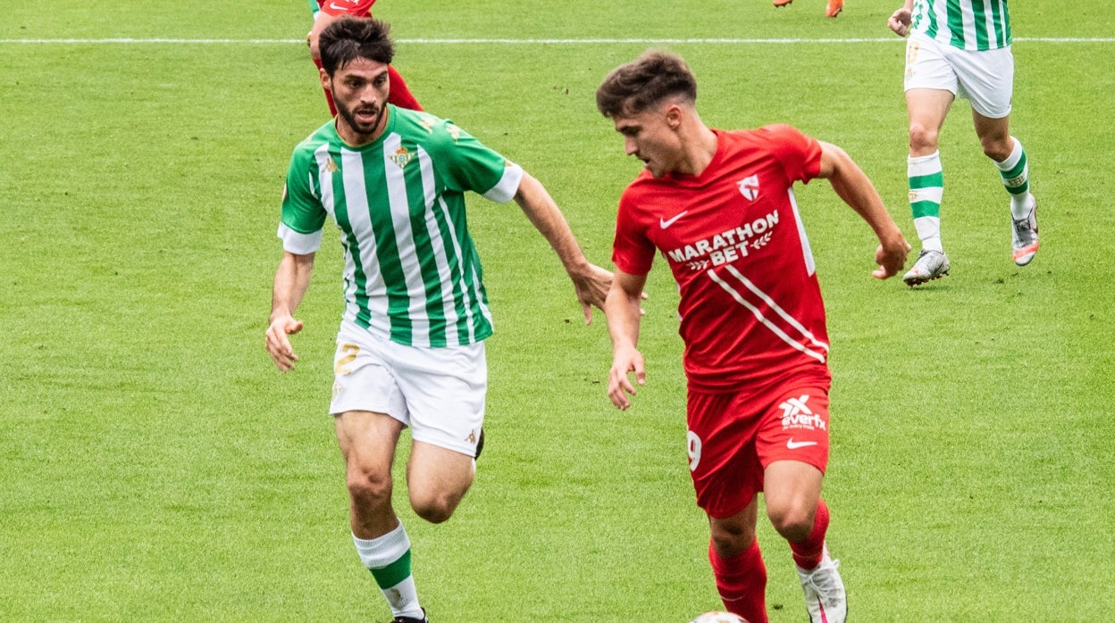 Iván protege el esférico en el derbi de filiales