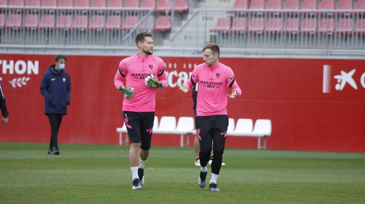 Vaclik y Rakitic, durante el calentamiento en el entrenamiento del Sevilla FC