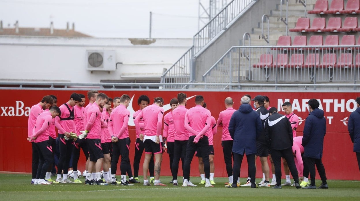 Julen Lopetegui durante un charla a sus futbolistas el pasado lunes en el entrenamiento del Sevilla FC