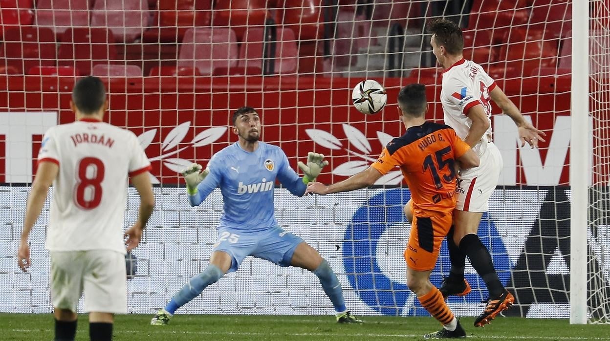 Los jugadores del Sevilla FC felicitan a De Jong durante el Sevilla - Valencia de la Copa del Rey