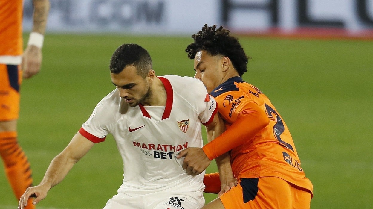 Jordán protege ante Koba durante el Sevilla - Valencia