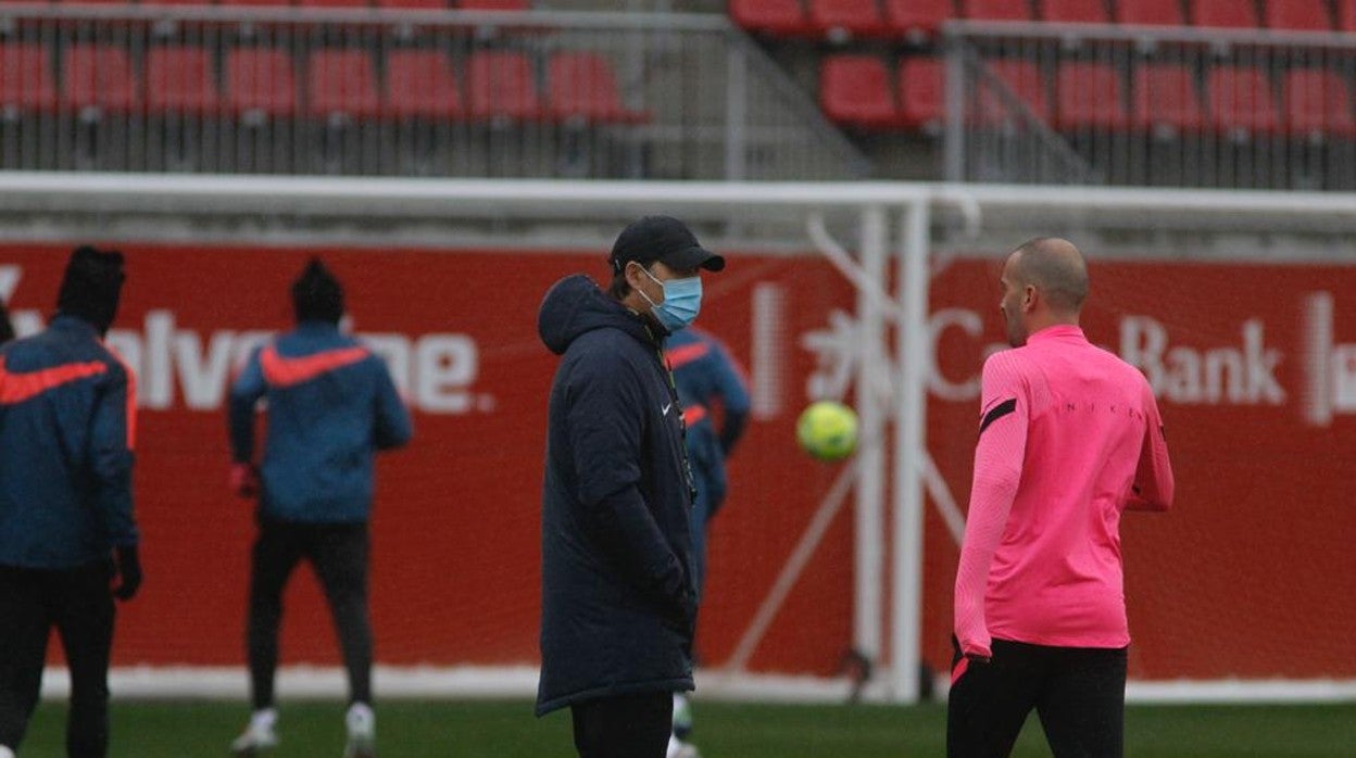 Julen Lopetegui dialoga con Aleix Vidal en un entrenamiento del Sevilla FC