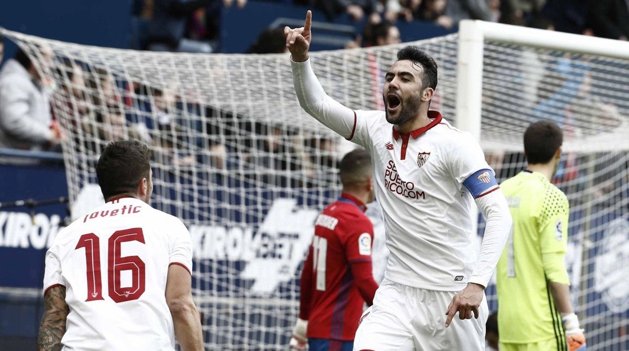 Iborra celebra con Jovetic uno de los goles del Sevilla al Osasuna en el 3-4 de la temporada 16-17