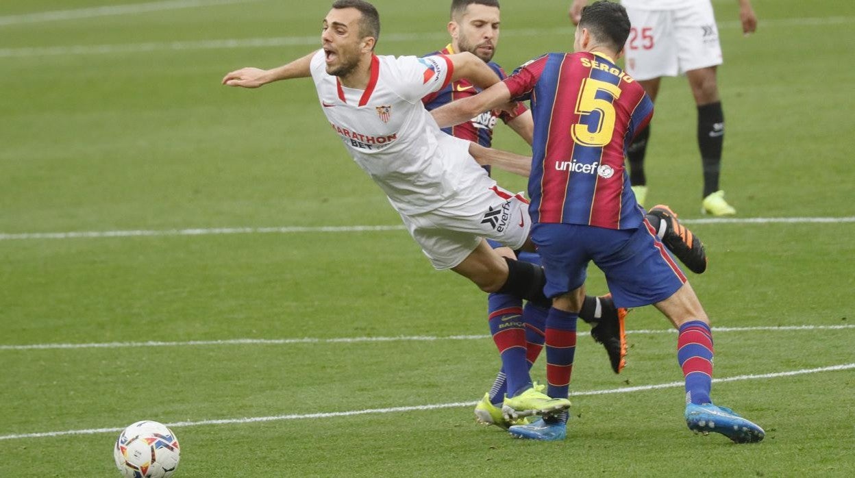 Busquets y Jordi Alba cometen falta sobre Joan Jordán en el Sevilla - Barcelona de LaLiga