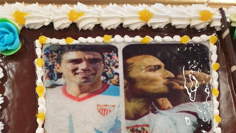 El emotivo regalo de cumpleaños al «Pichón», utillero del Sevilla, en las horas previas al duelo con el Barça
