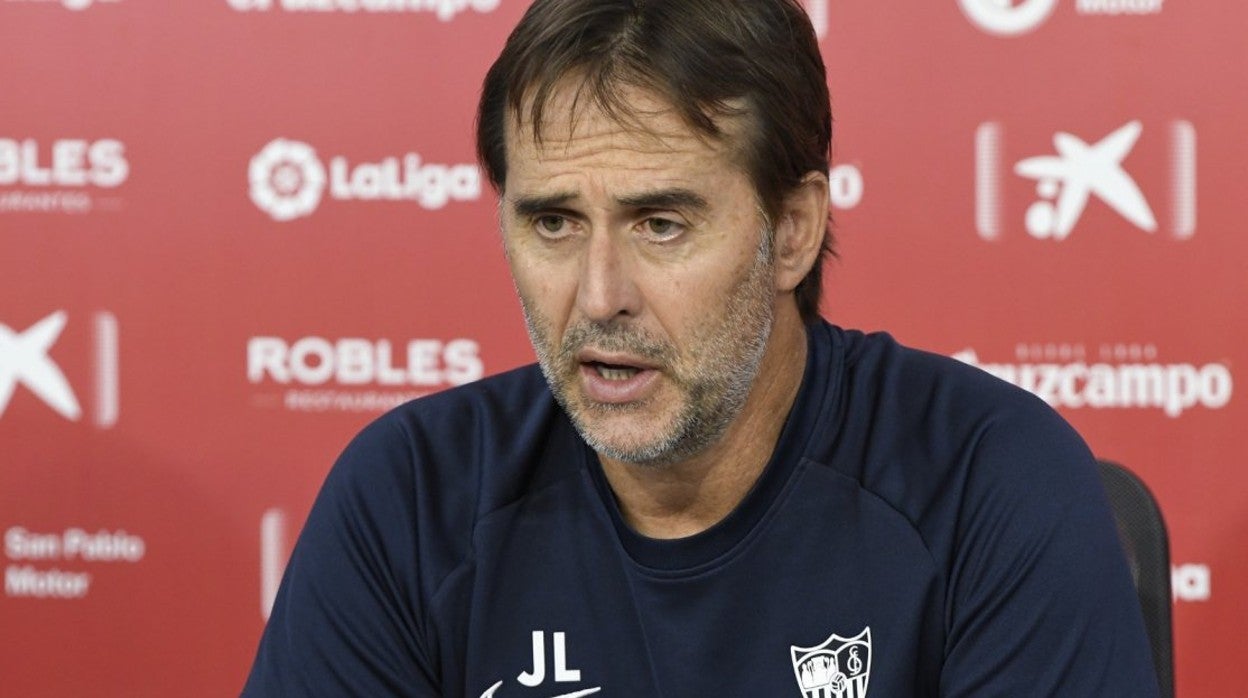 Lopetegui, en una rueda de prensa como entrenador sevillista