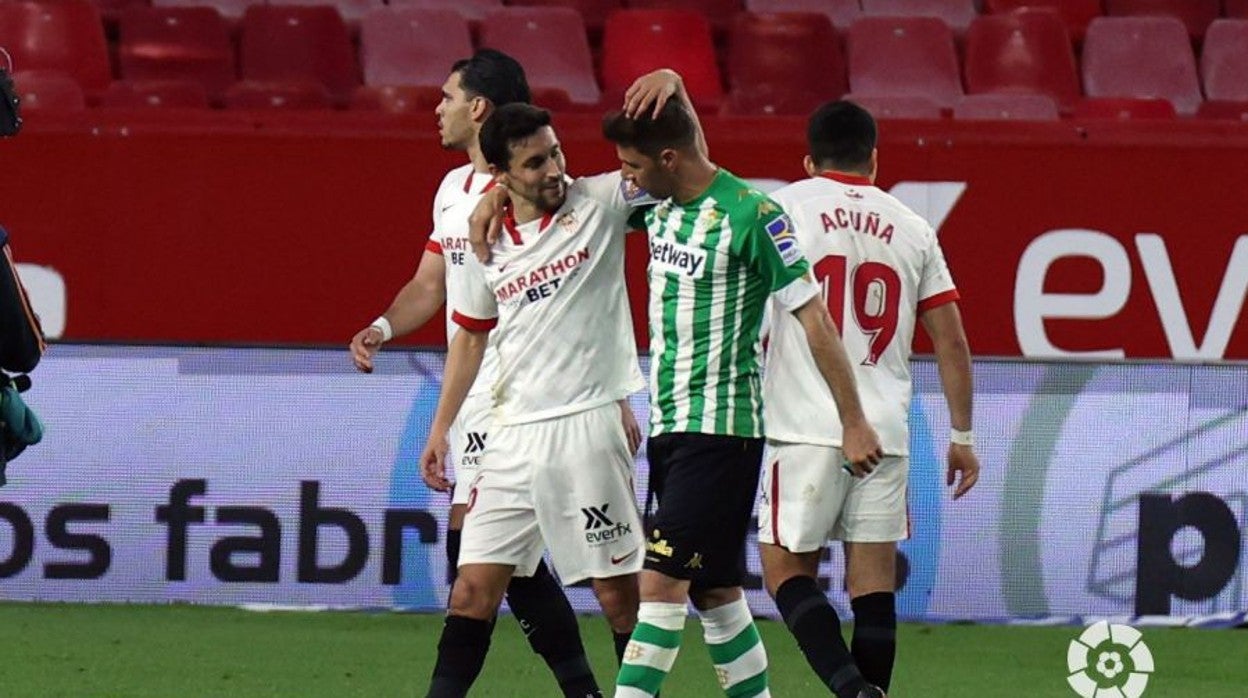 Navas y Joaquín se saludan al terminar el partido