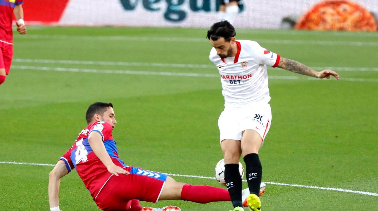 Suso en un lance con Marcone en el Sevilla-Elche