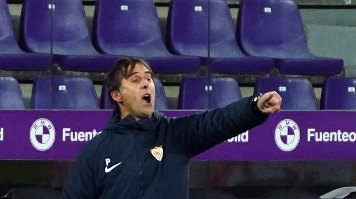 Lopetegui da instrucciones durante el Valladolid - Sevilla