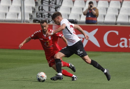 José Ángel bordea a un adversario hoy en el Jesús Navas