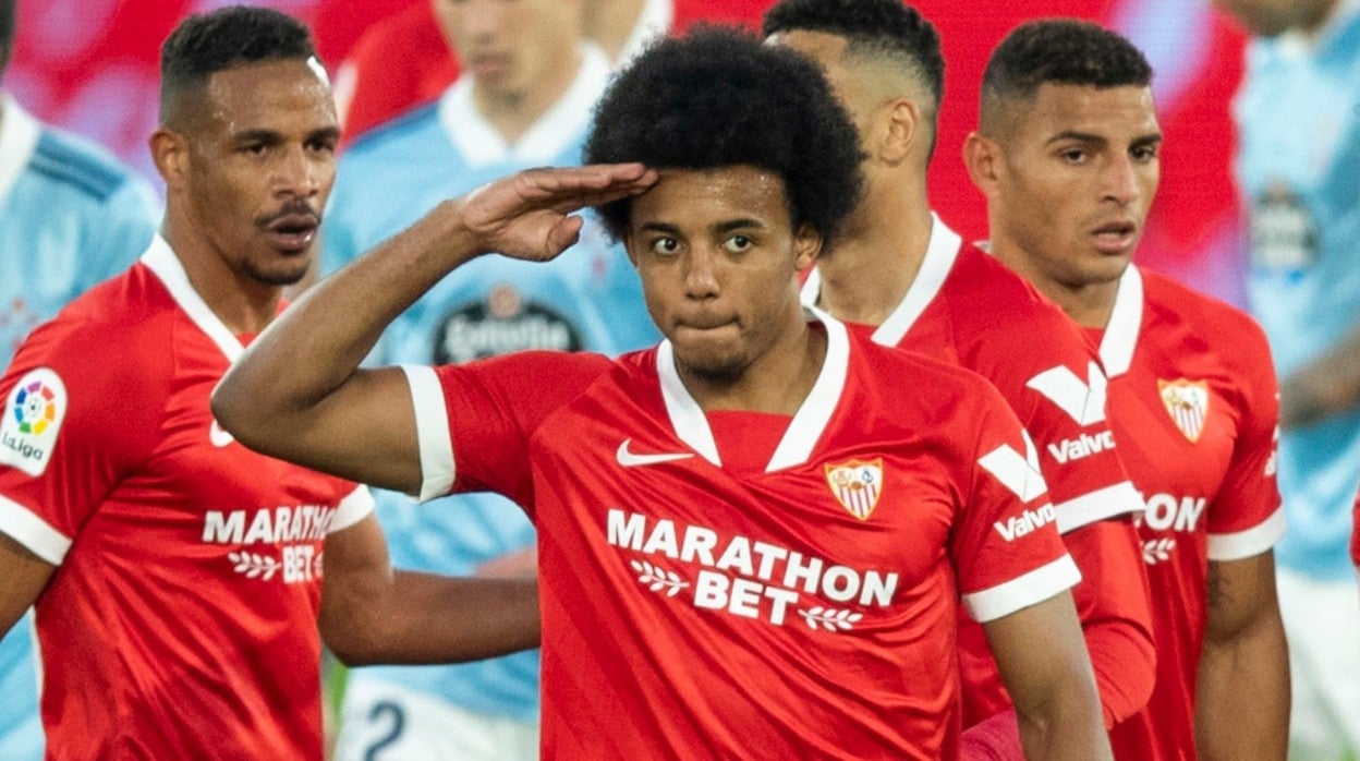 Koundé saluda tras marcar un gol ante el Celta