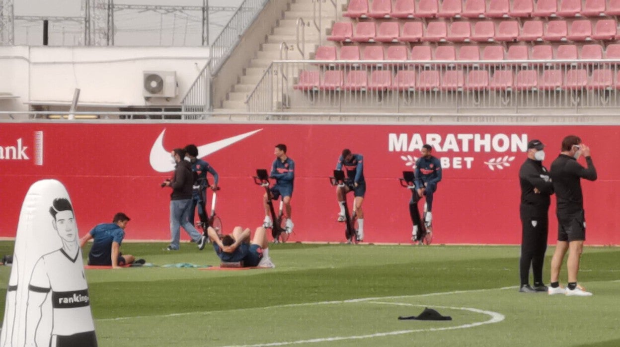 Varios titulares del Sevilla ante la Real Sociedad hicieron trabajo de bicicleta estática