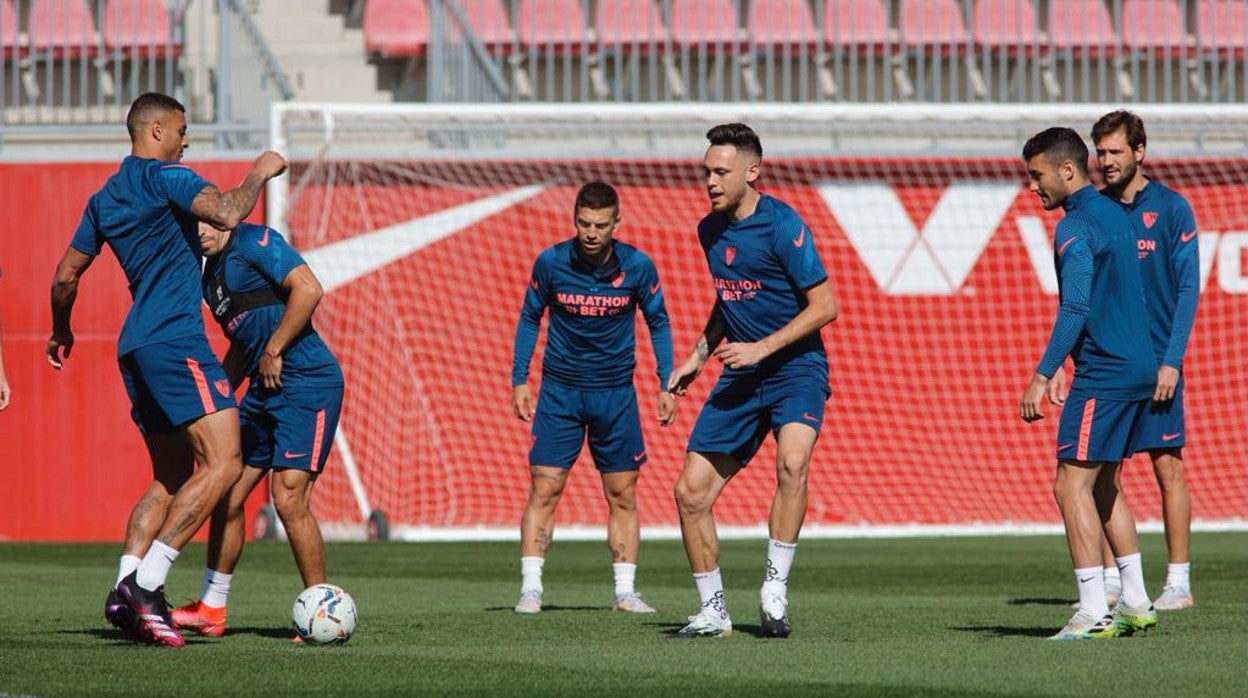 Varios jugadores del Sevilla durante el entrenamiento de ayer