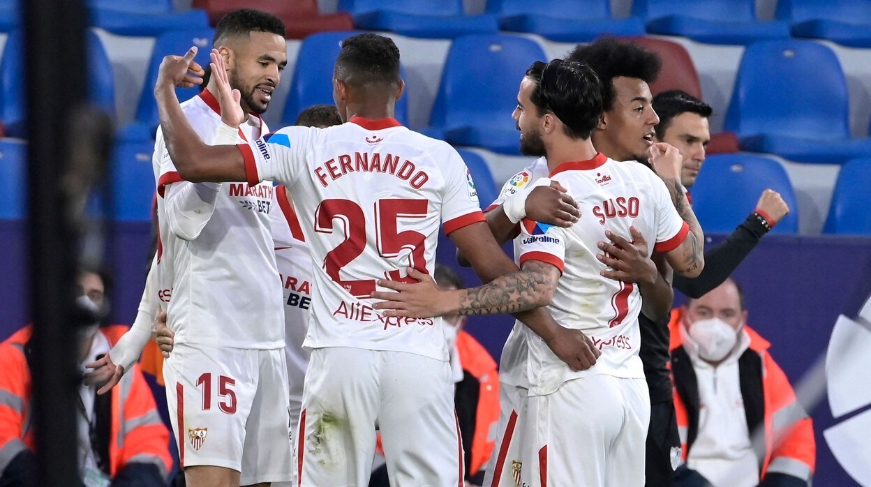 Los jugadores del Sevilla celebran el gol de En-Nesyri ante el Levante