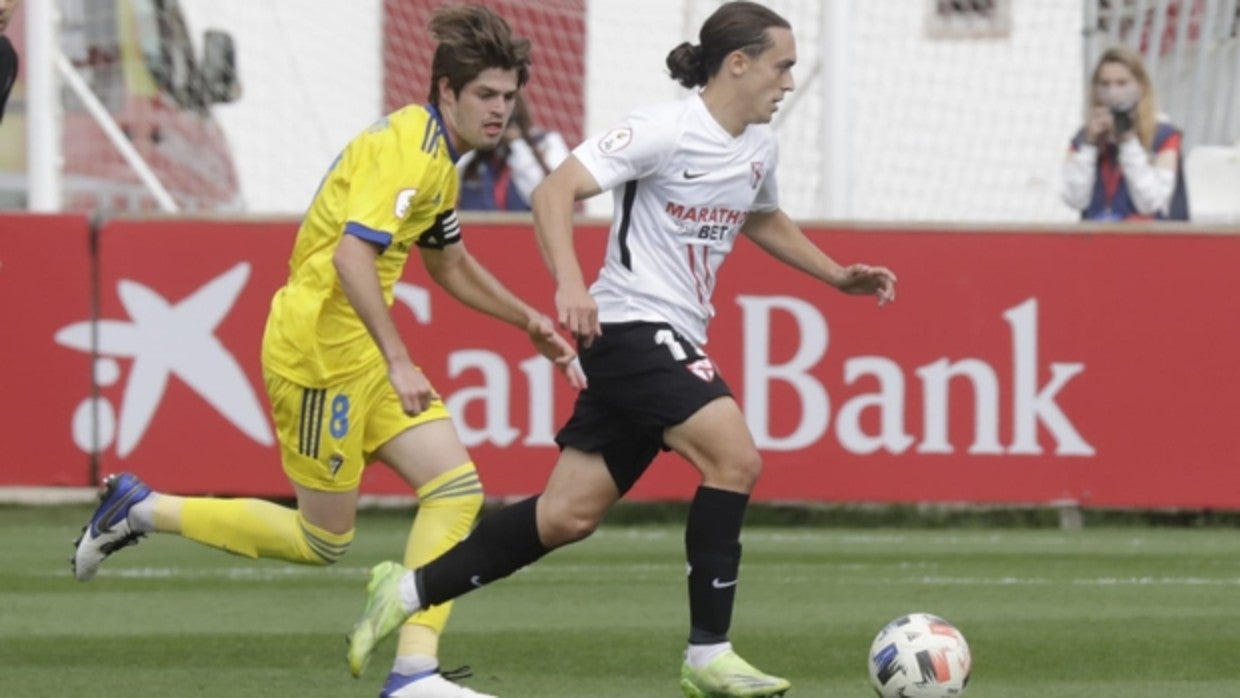 Luismi conduce un balón en el duelo de hoy en la ciudad deportiva del Sevilla