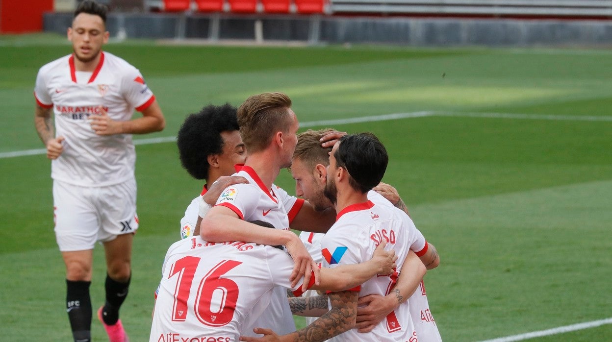 Los jugadores del Sevilla celebran uno de los dos goles marcados al Granada
