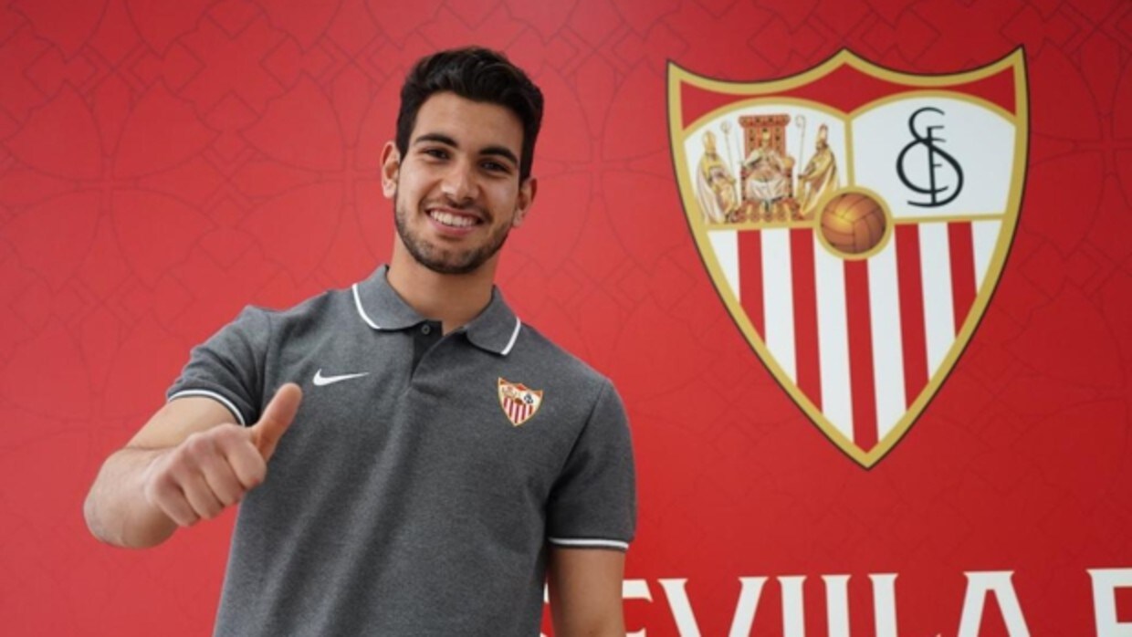 González posa con el escudo del Sevilla tras firmar su nuevo contrato