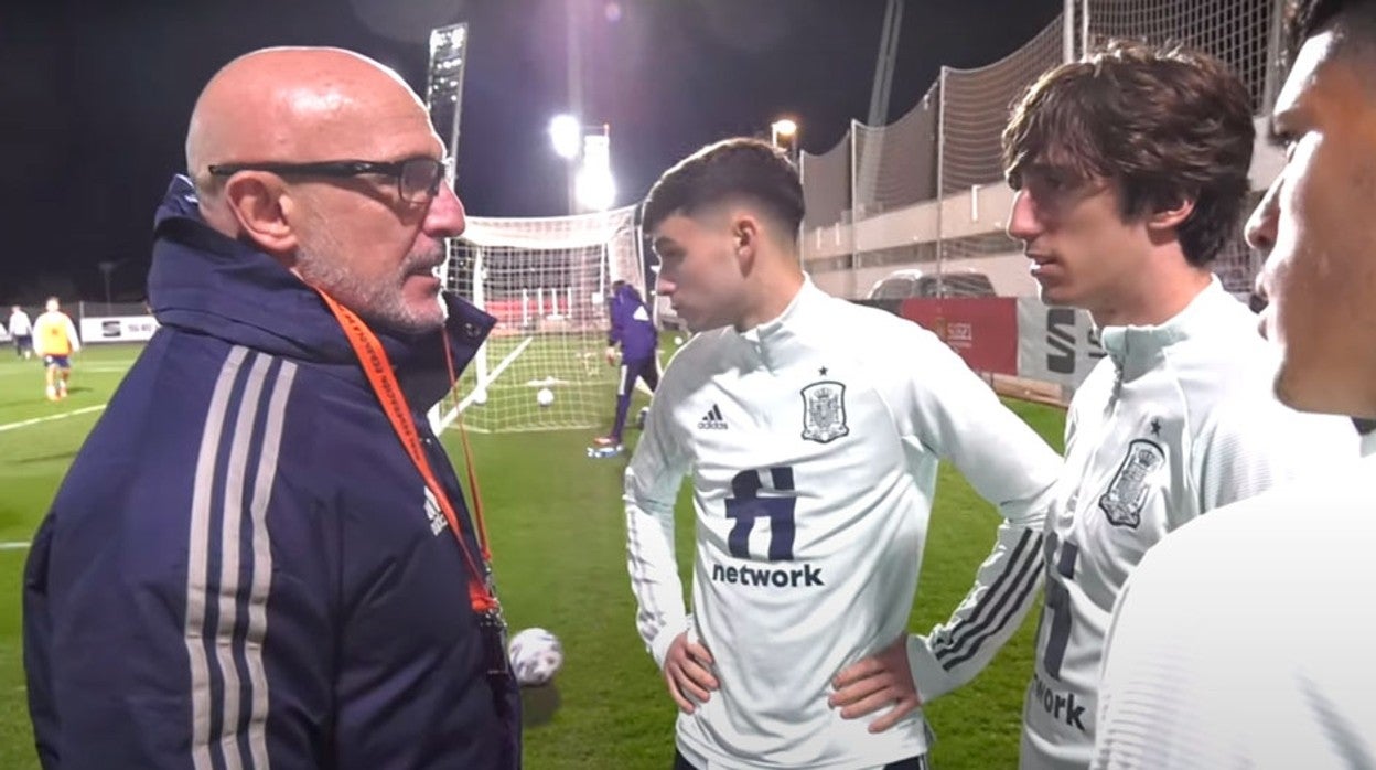 De la Fuente charla con Bryan Gil, Pedri y Pedro Porro