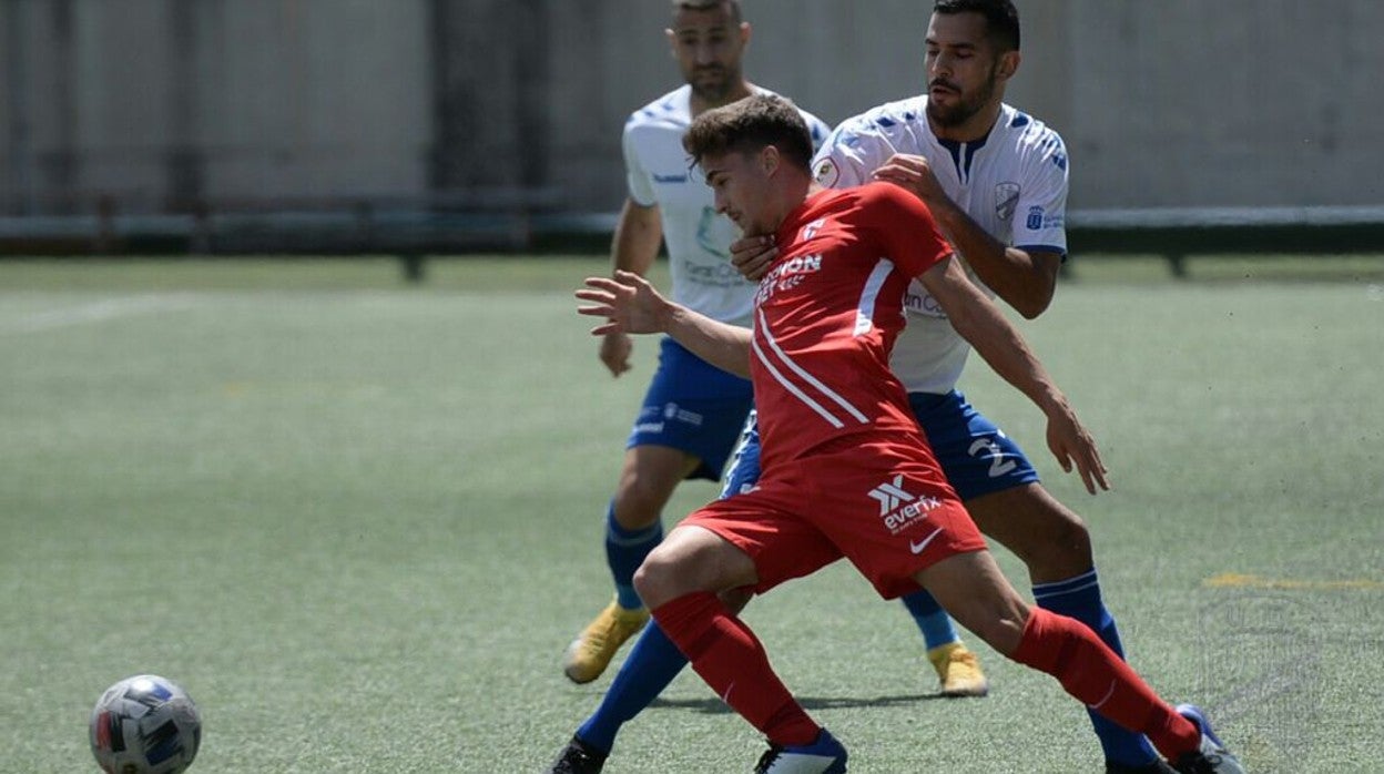 Iván Romero trata de marcharse de Aythami hoy en el Juan Guedes