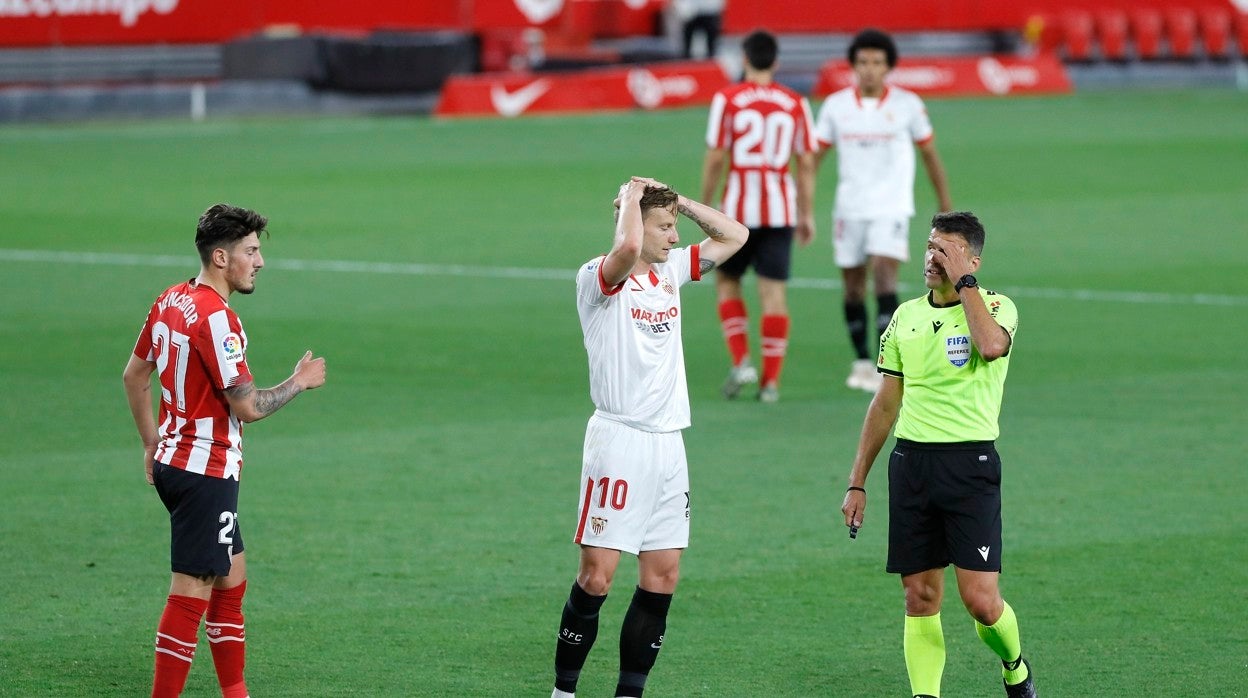 Rakitic se lamenta de una acción durante el partido ante el Athletic