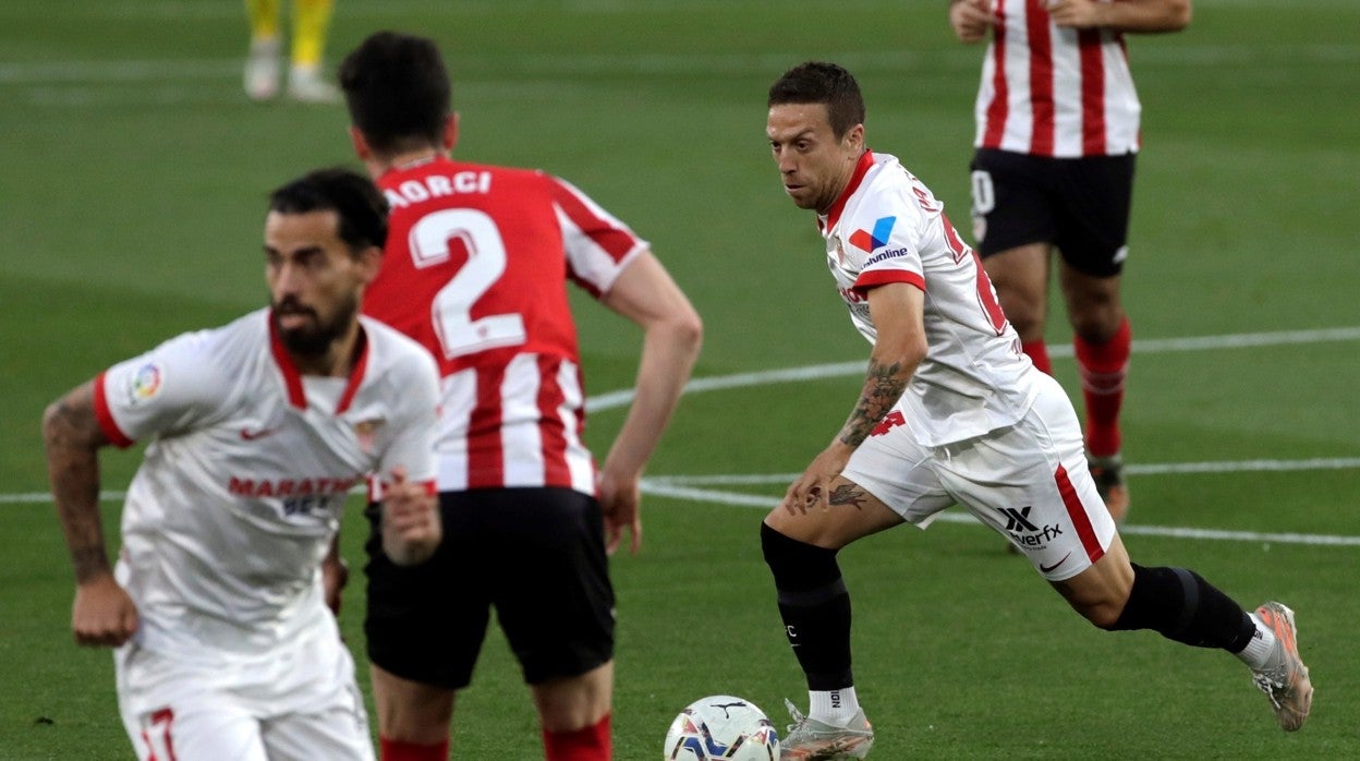 El Papu Gómez se lleva el balon ante Morci