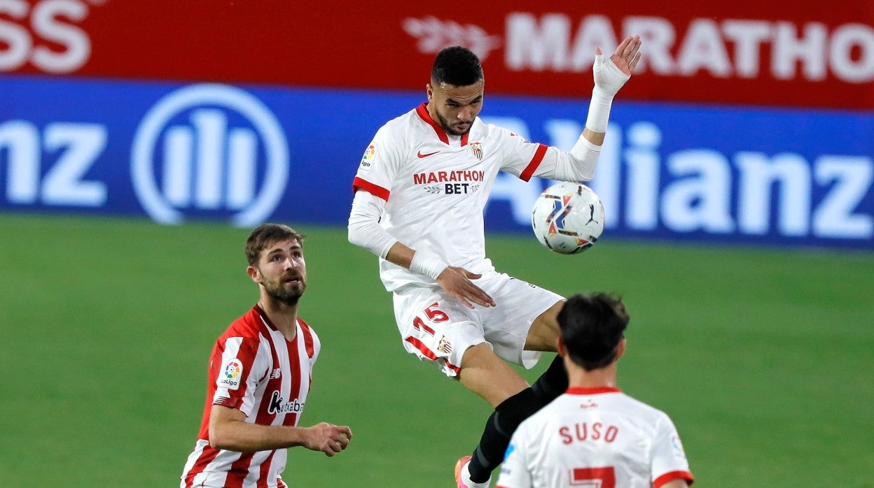 En-Nesyri controla ante Yeray y Suso durante el Sevilla - Athletic de Bilbao
