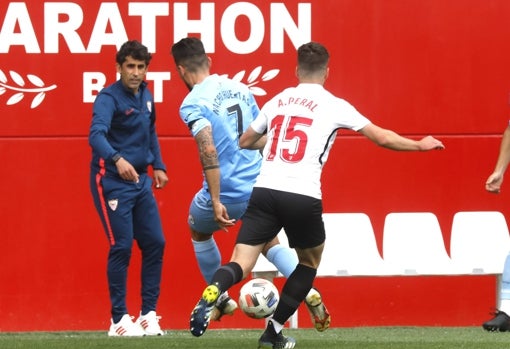 Peral presiona a Nacho Huertas ante la presencia de Paco Gallardo