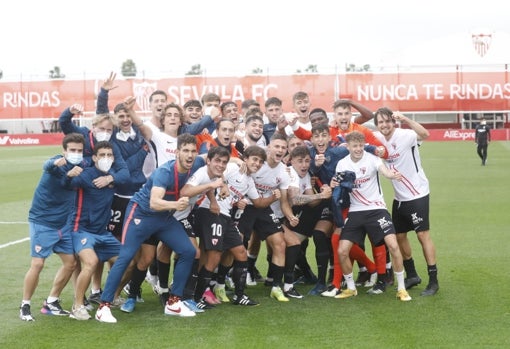 El filial sevillista celebra su nueva plaza en Primera RFEF