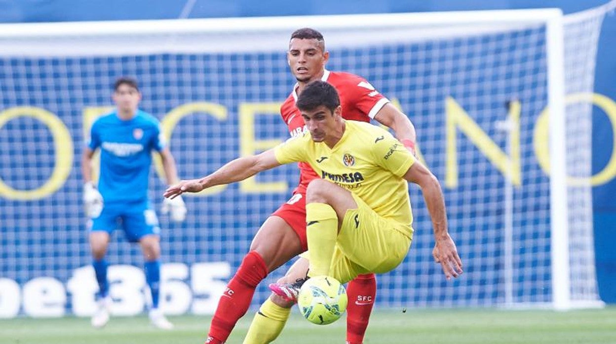 Diego Carlos trata de quitarle el balón a Gerard Moreno