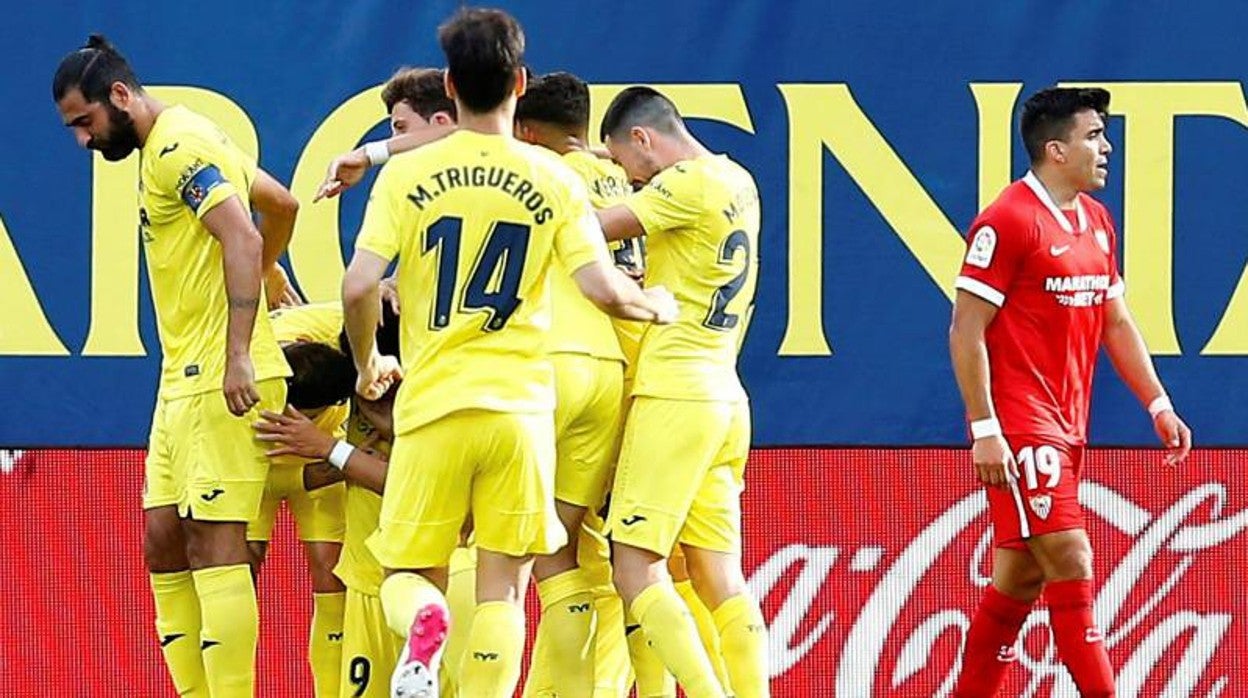 Los jugadores del Villarreal celebran uno de los goles