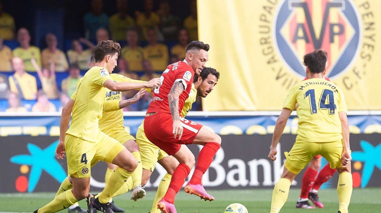 Ocampos conduce el balón en un lance del Villarreal - Sevilla