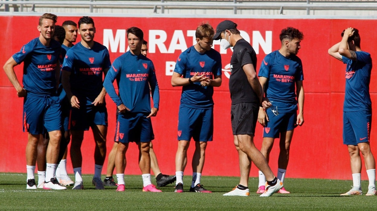 Los jugadores del Sevilla, ante Lopetegui en el entrenamiento