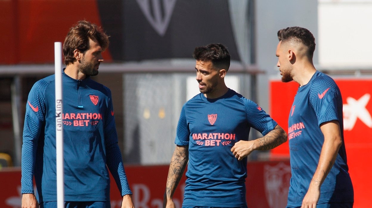 Mudo, Suso y Ocampos en un entrenamiento
