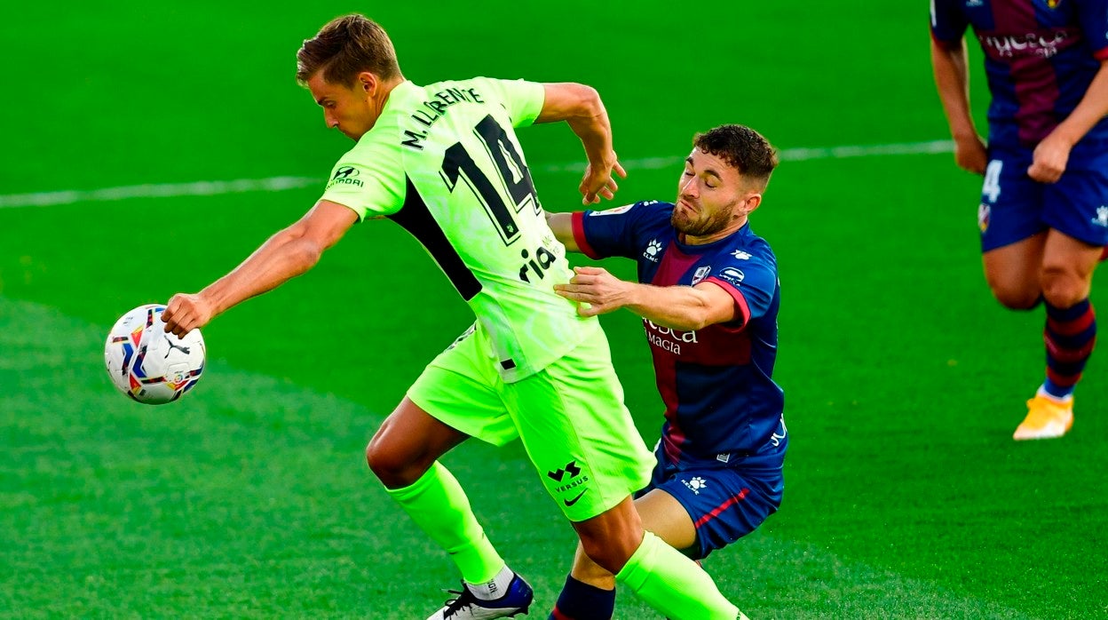 Javi Galán pugna con Llorente en un partido del Huesca