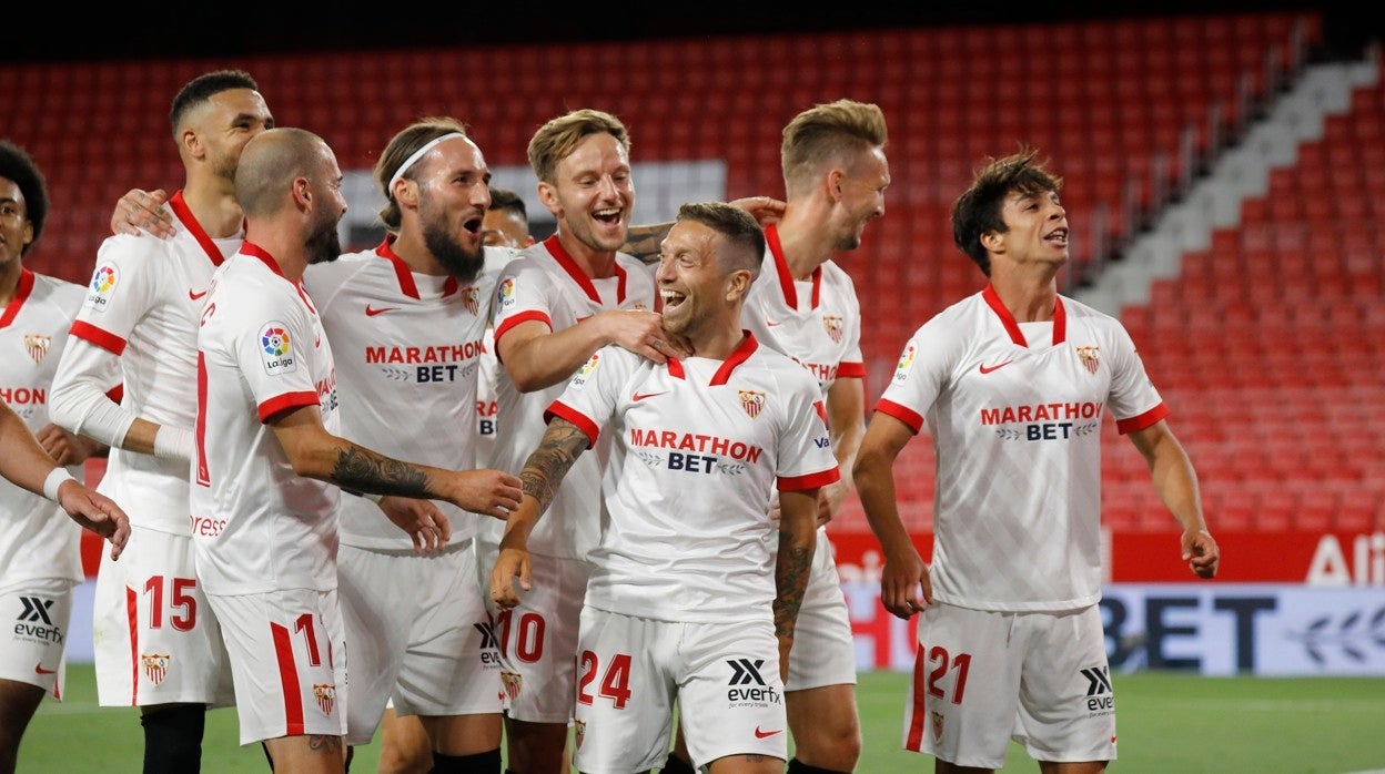 Los jugadores del Sevilla celebran el 1-0 del Papu Gómez ante el Alavés