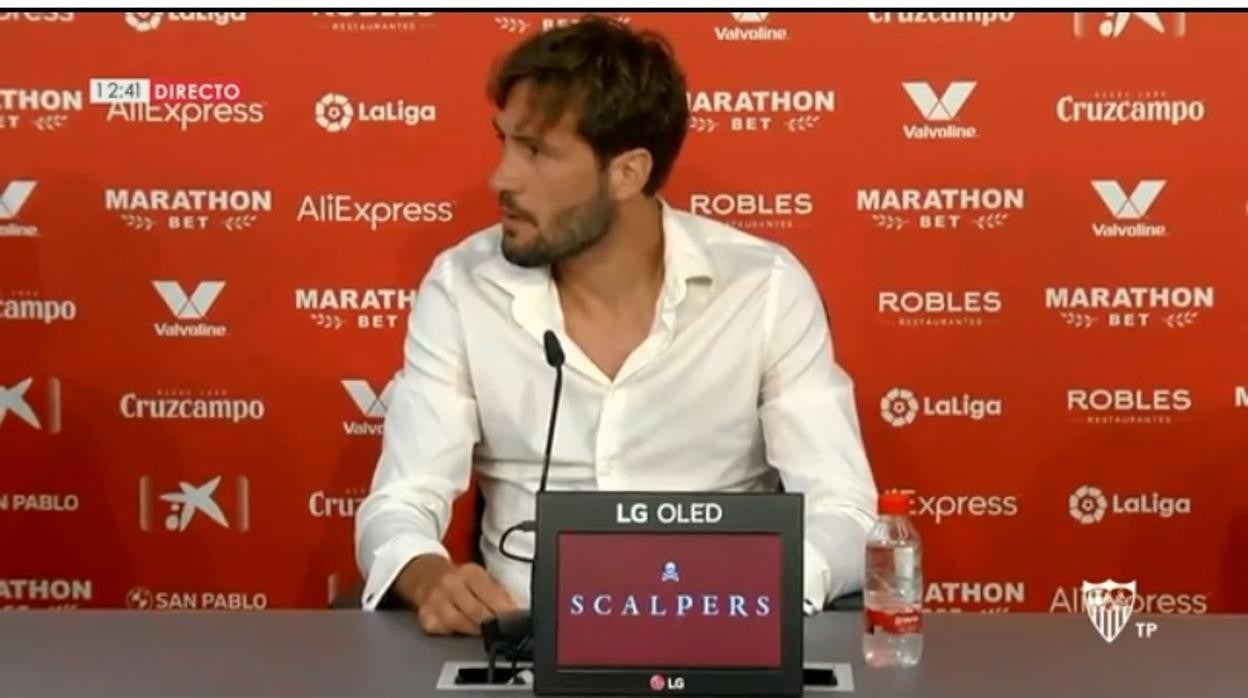 Franco Vázquez celebrando un tanto con la camiseta del Sevilla FC