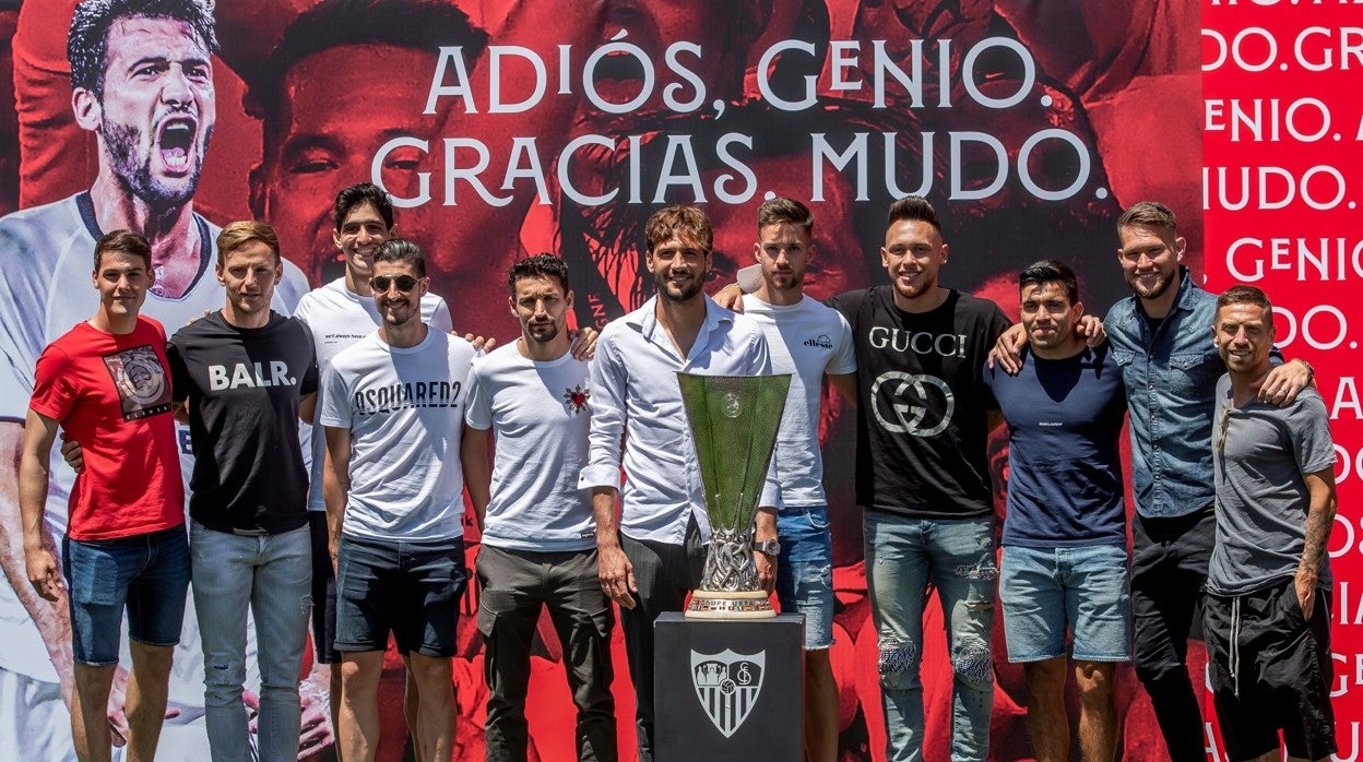 Varios jugadores del Sevilla posan en la despedida de Vaclik y Franco Vázquez