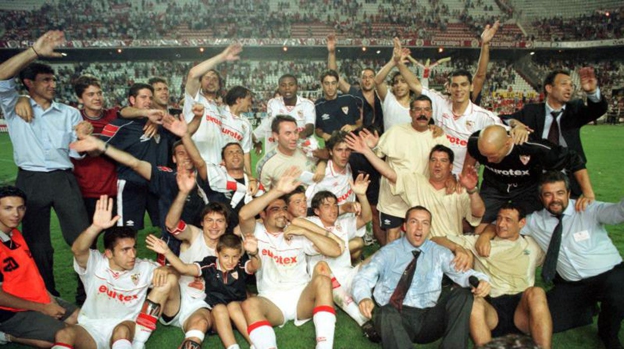 Los jugadores y el cuerpo técnico del Sevilla FC celebran la victoria ante el Tenerife que significó el último ascenso a Primera división y el campeonato