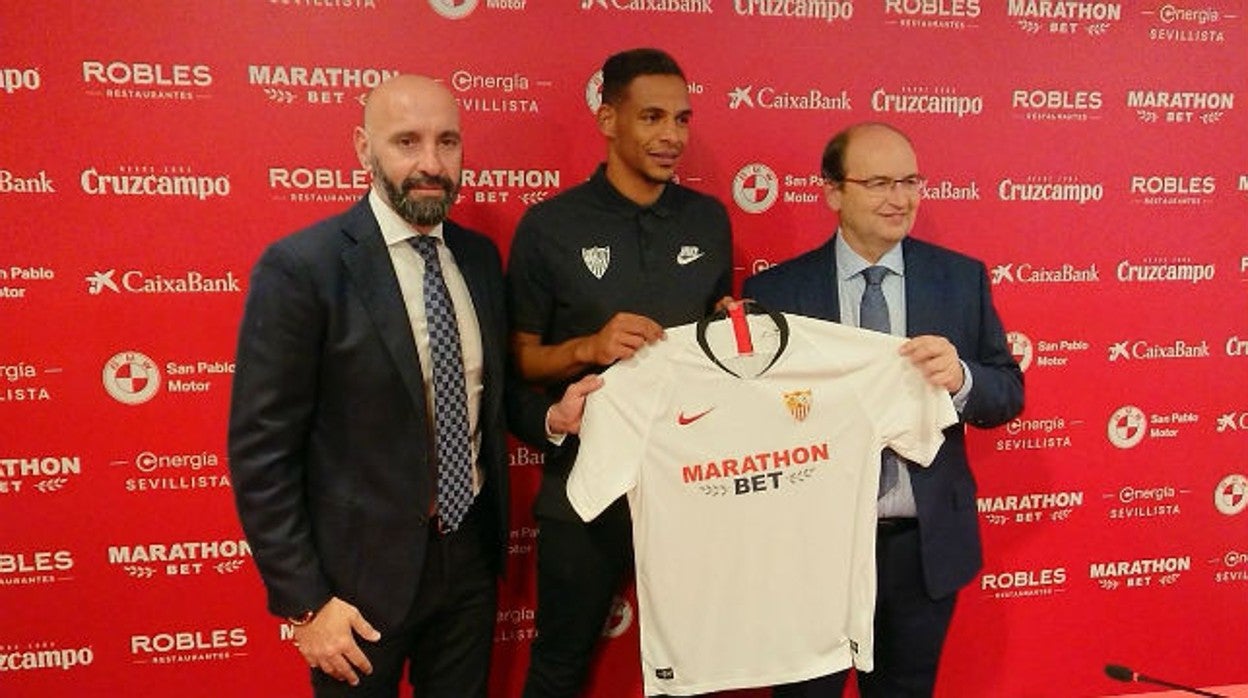 Monchi, durante la presentación de Fernando Reges junto a José Castro y el centrocampista brasileño