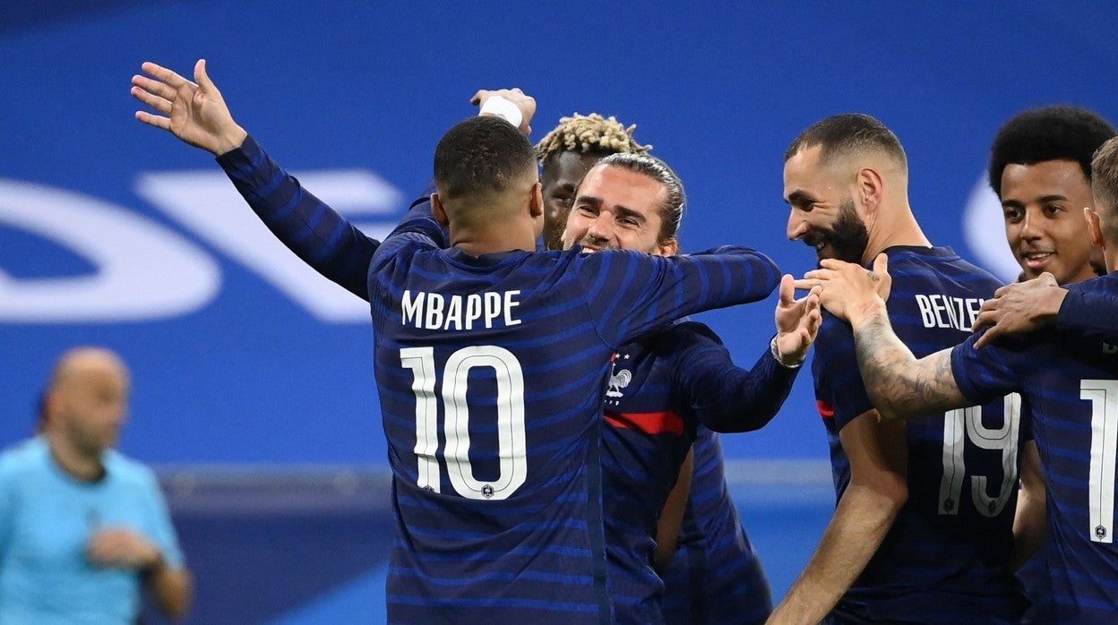 Koundé, a la derecha en la imagen, celebra el 2-0 de Francia