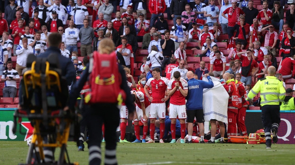 Los médicos acuden a atender a Eriksen en el Dinamarca-Finlandia