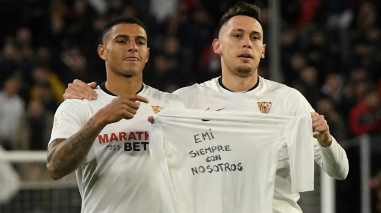 Diego Carlos y Lucas Ocampos muestras una camiseta en el recuerdo de Emiliano Sala hace dos campañas