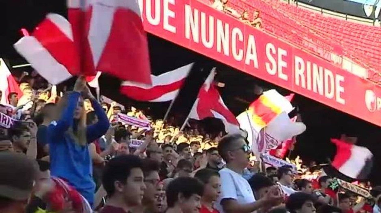 Aficionados del Sevilla FC en el Sánchez-Pizjuán