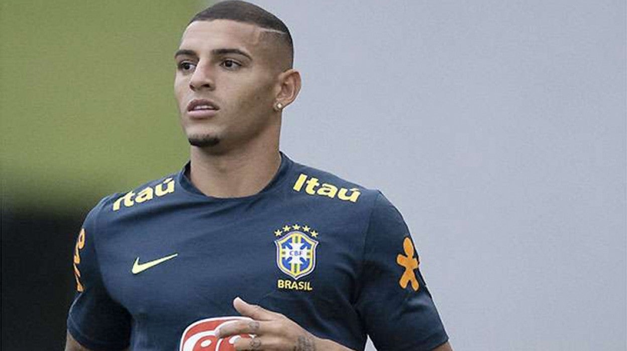 Diego Carlos, en un entrenamiento con la selección brasileña