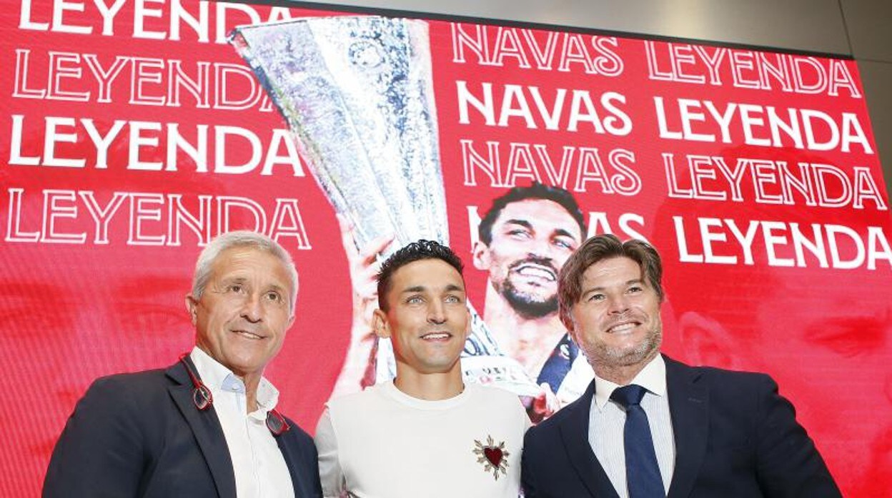 Jesús Navas, junto a Pablo Blanco y Agustín López en el acto de renovación del capitán sevillista
