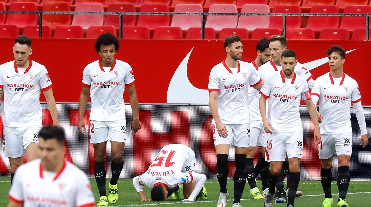 Los jugadores del Sevilla FC celebran uno de los tantos de En-Nesyri en la goleada al Cádiz CF